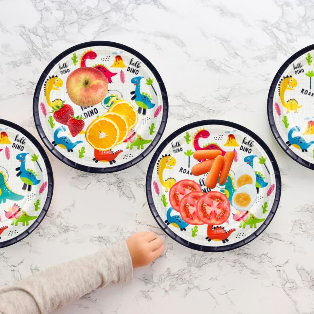 Detalle de plato Hello Dino con frase 'Roar' en tonos verdes y naranjas, resistente y ecológico