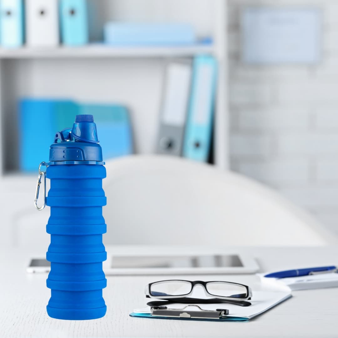 Botella plegable de silicona colocada en mochila lista para actividades al aire libre