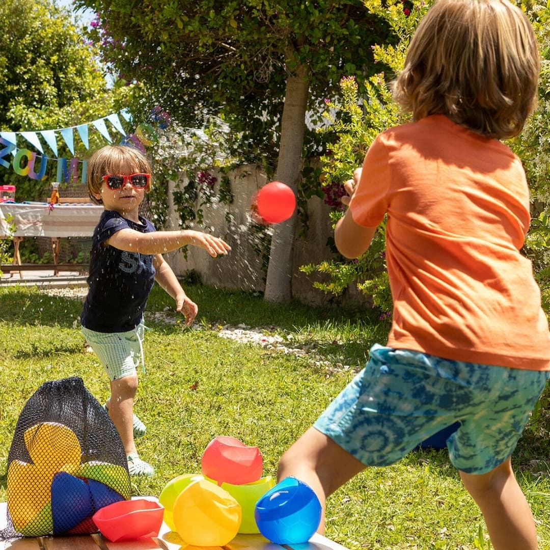 Globos de agua reutilizables de silicona flotando en una piscina durante el verano