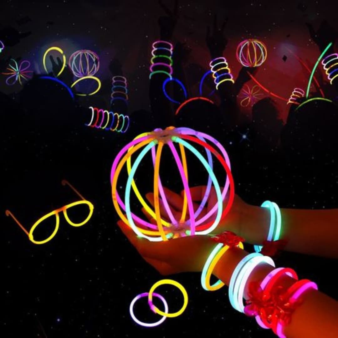 Ambiente de concierto con asistentes usando barras luminosas Lumina Pro, perfectas para fiestas grandes.