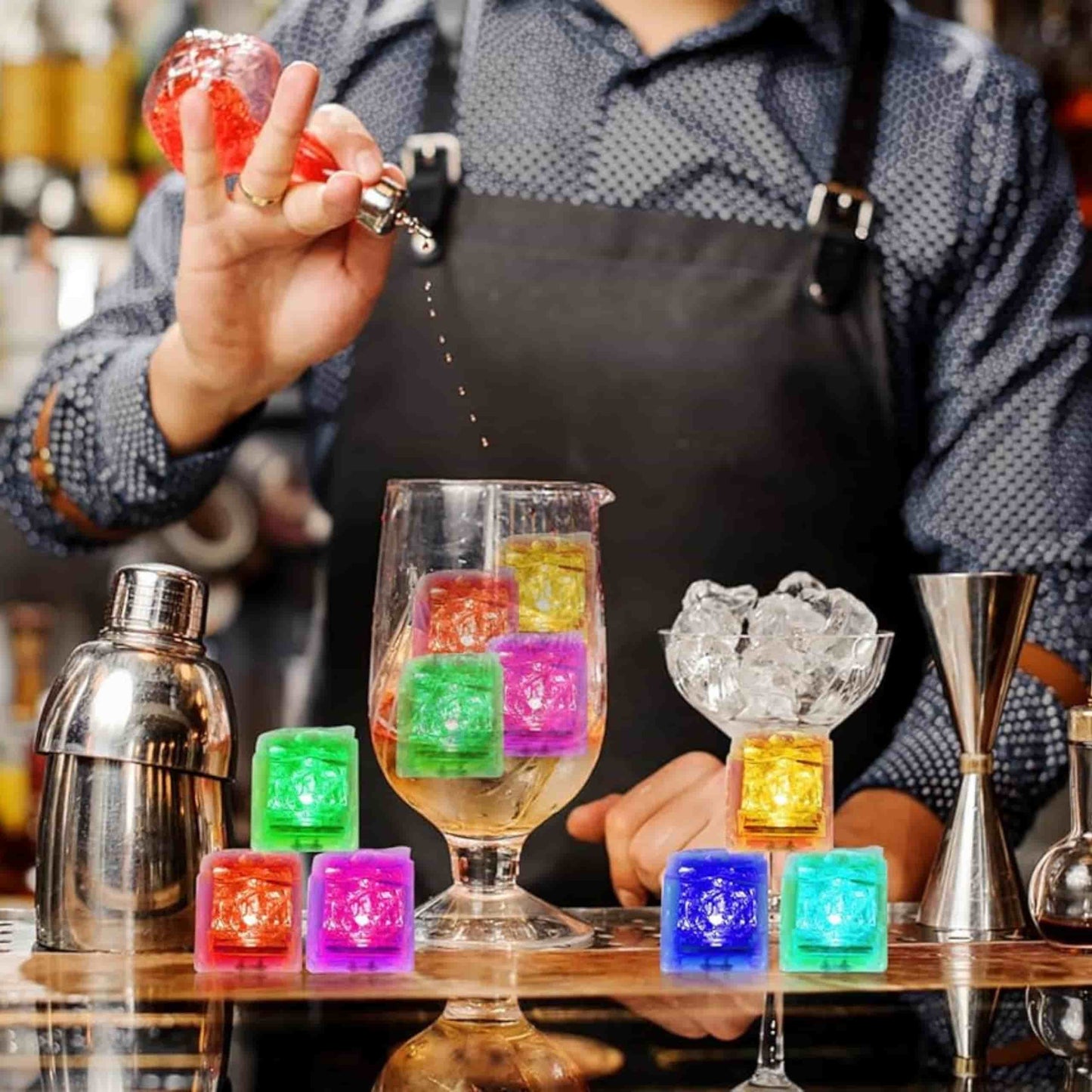 Cubitos de hielo LED brillando intensamente en copa de vino en ambiente festivo