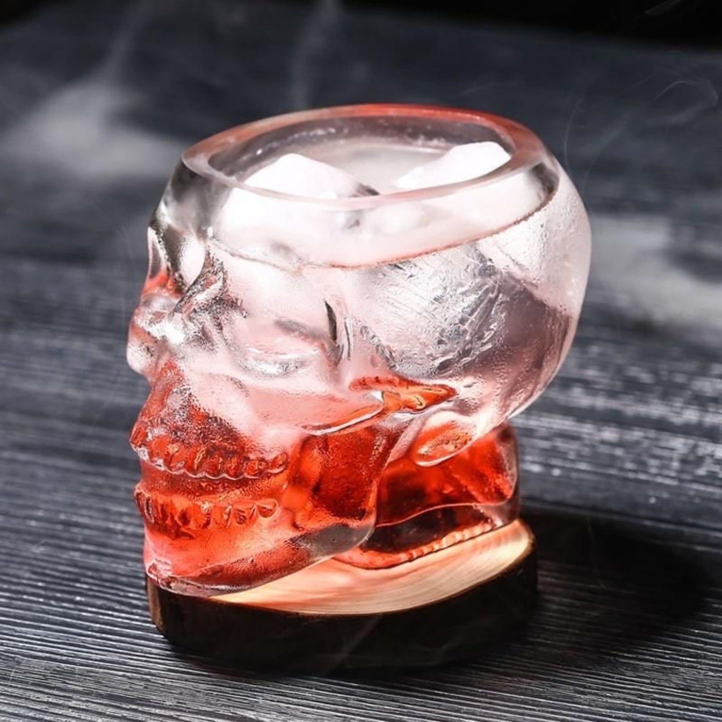 Pack de 3 vasos calavera exhibidos en estante de bar para ambientación Halloween