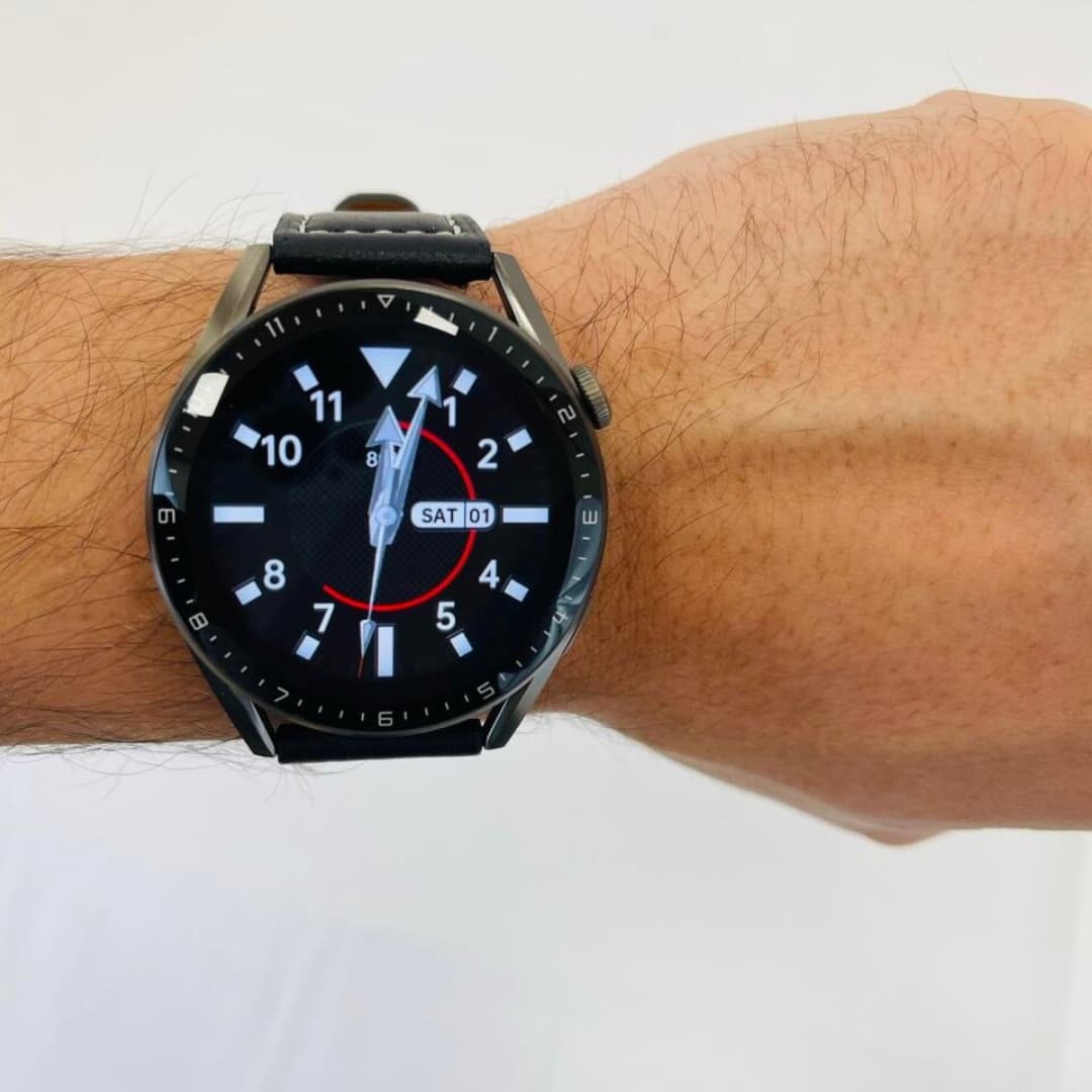 Smartwatch Pro mostrando notificaciones de WhatsApp y Facebook en pantalla