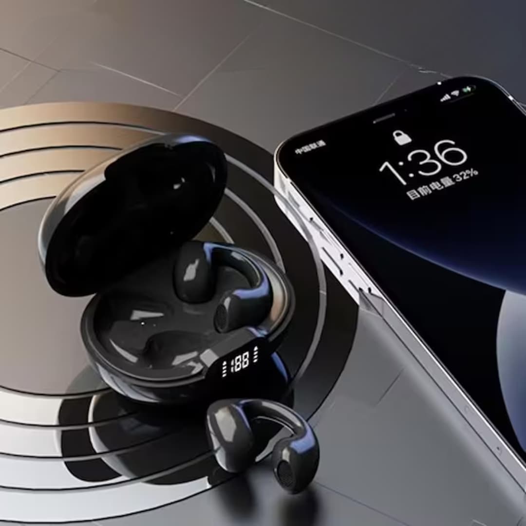 Auriculares Bluetooth open‑ear cargándose en base magnética
