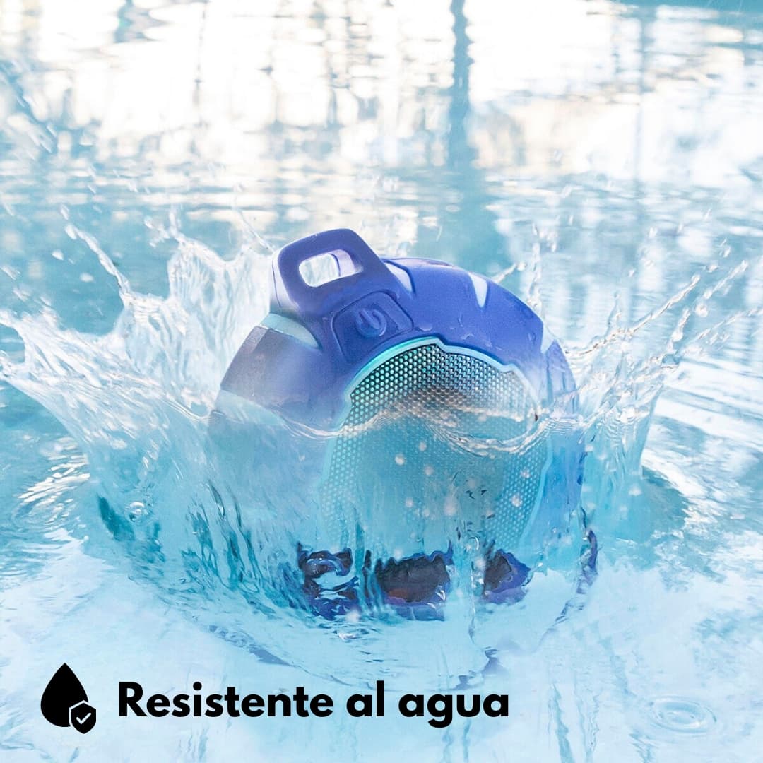 Detalle del puerto de carga USB del altavoz Bluetooth flotante con tapa protectora