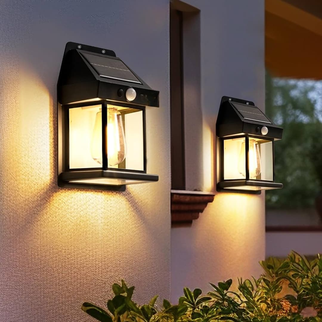 Lámpara solar LED encendida en jardín durante la noche