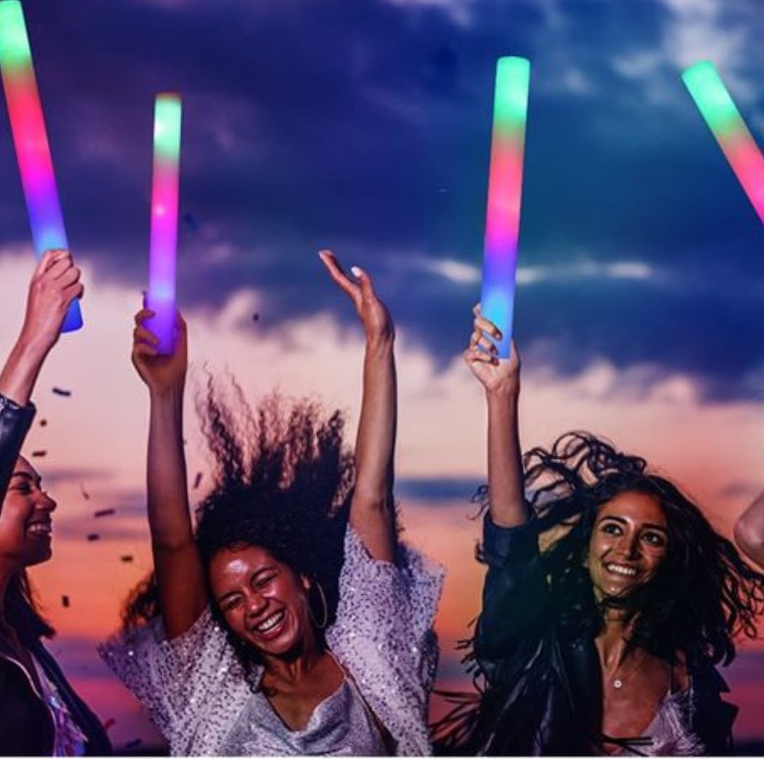 Palos de espuma LED Flex 10 en uso durante una fiesta, creando un ambiente luminoso y divertido