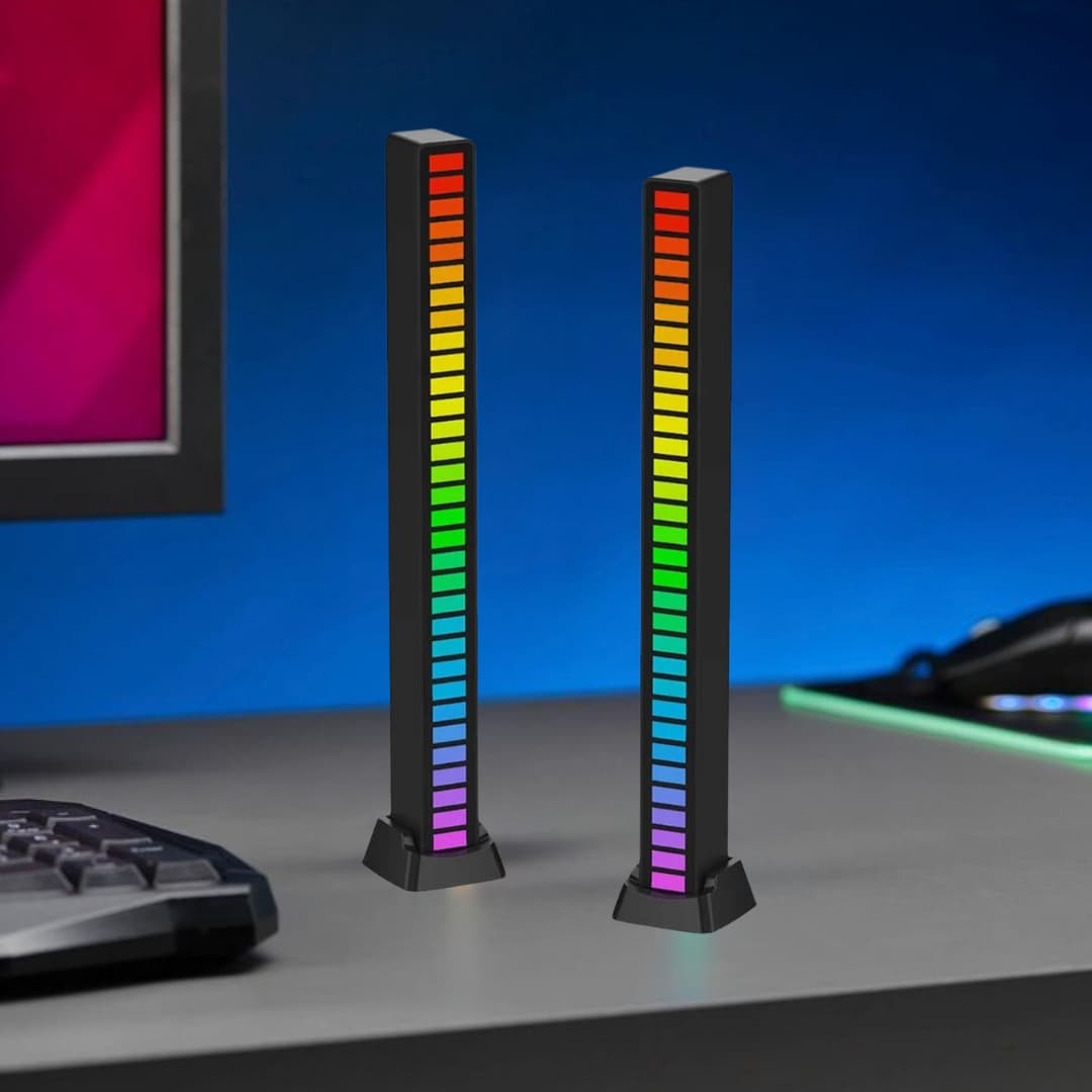 Barra LED rítmica colocada junto a altavoz en setup de streaming