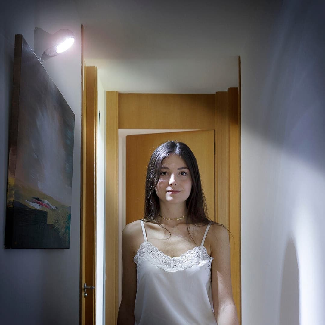 Vista superior de lámpara LED con inclinación ajustable en vestidor