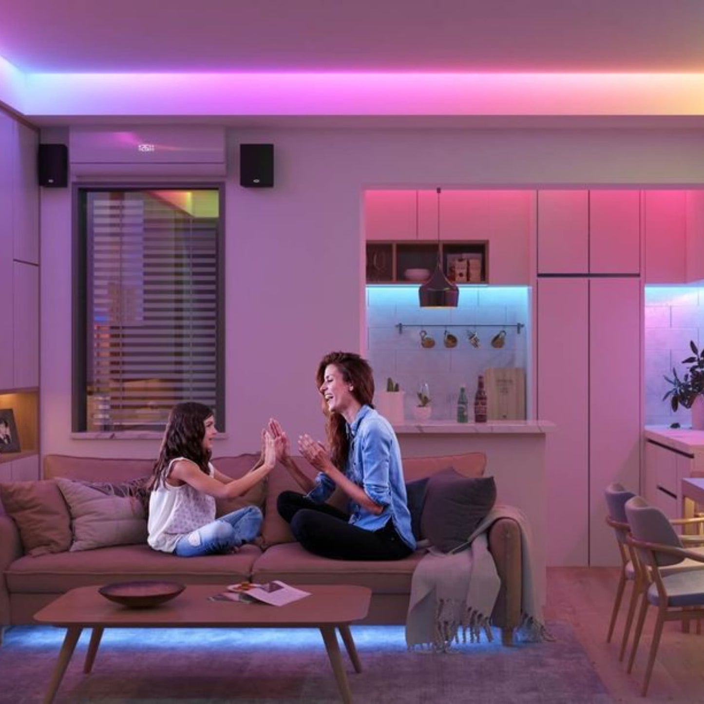 Presentación del set: tira LED, control remoto, adaptador de corriente y manual.