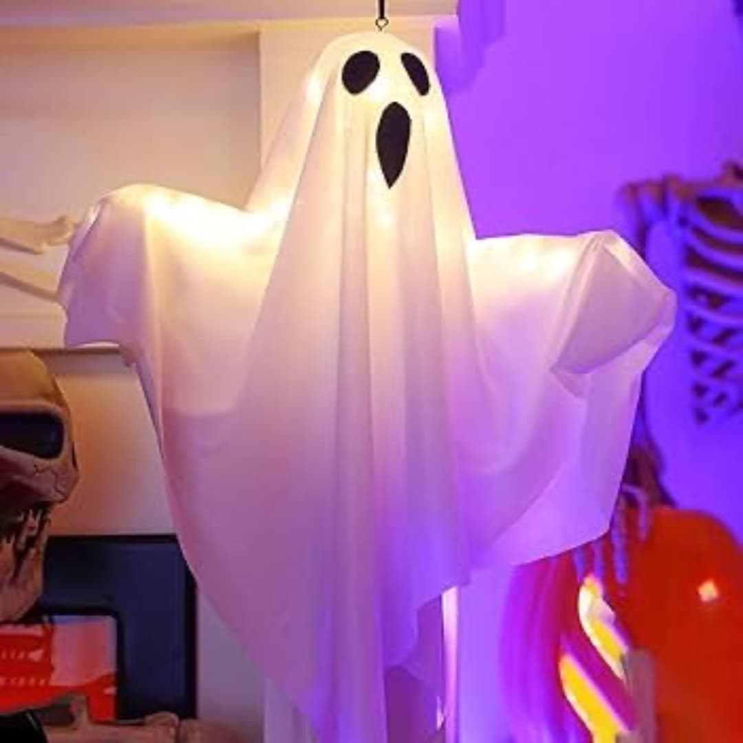 Linterna fantasma naranja iluminando balcón en noche de Halloween