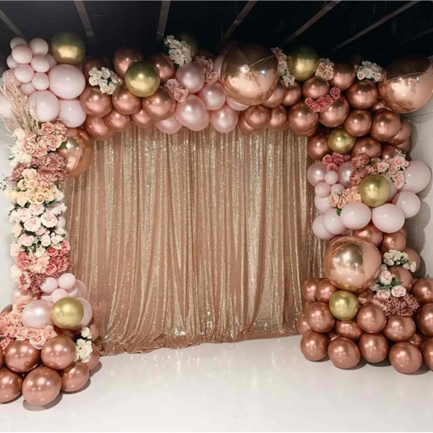 Combinación de globos de látex y aluminio en tonos metálicos para fiestas
