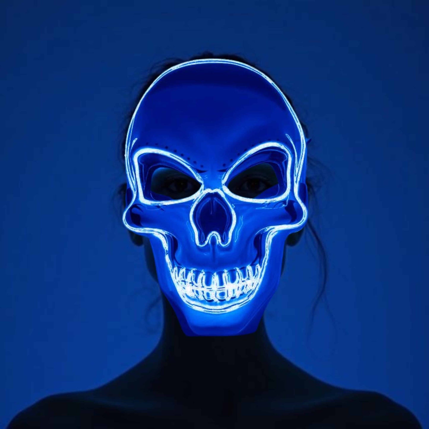 Vista trasera de la máscara LED calavera LumiSkull Xtreme, mostrando el compartimento de baterías