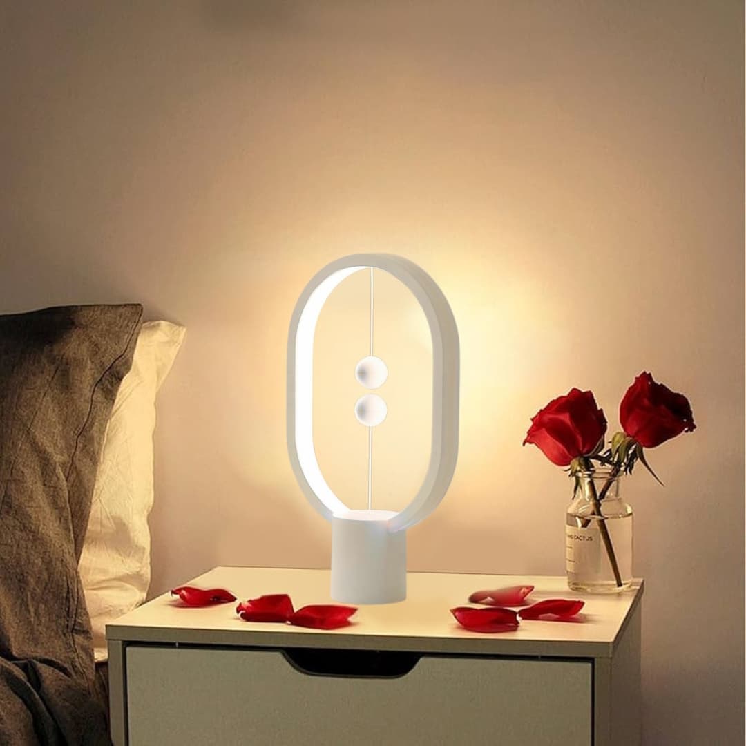 Lámpara de equilibrio con diseño minimalista y luz LED cálida en sala de estar