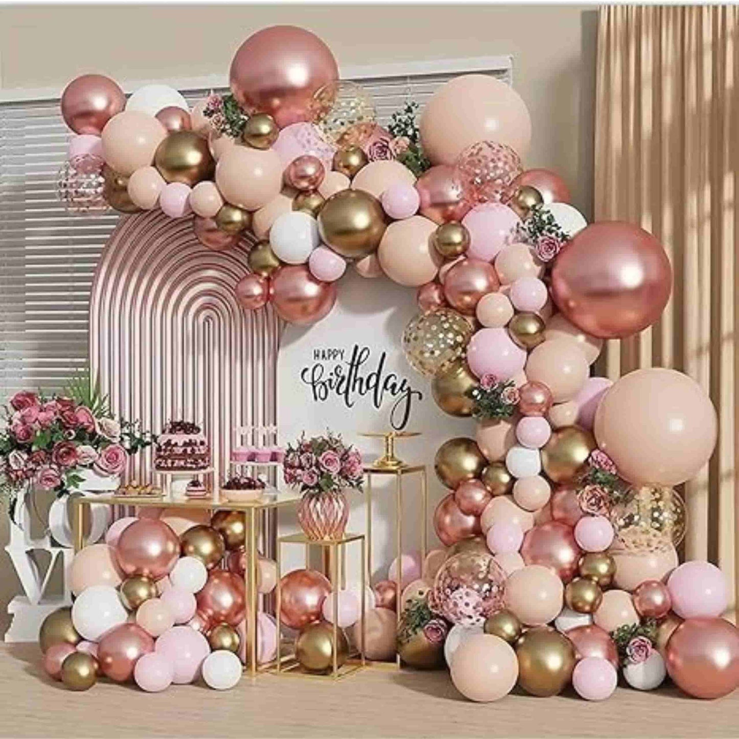 Decoración lista con globos oro rosa y dorado instalada en fiesta de cumpleaños