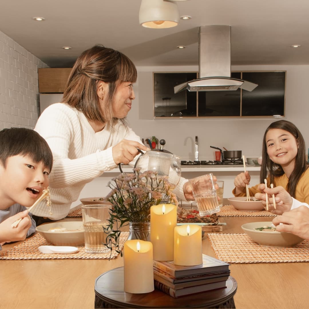 Vista superior de velas LED con luz cálida y efecto llama realista