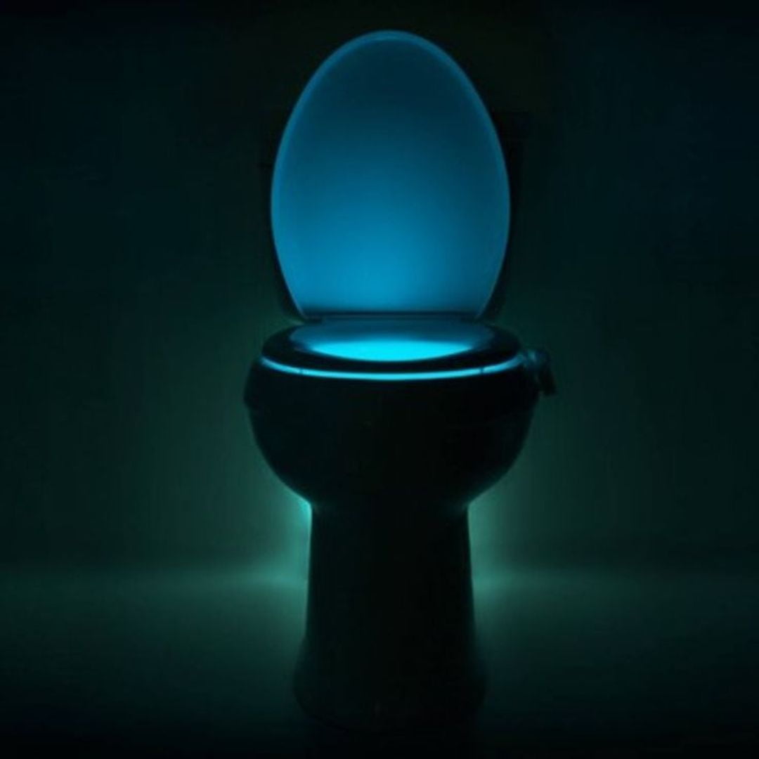 Luz LED para inodoro en modo cambio automático de colores en baño moderno