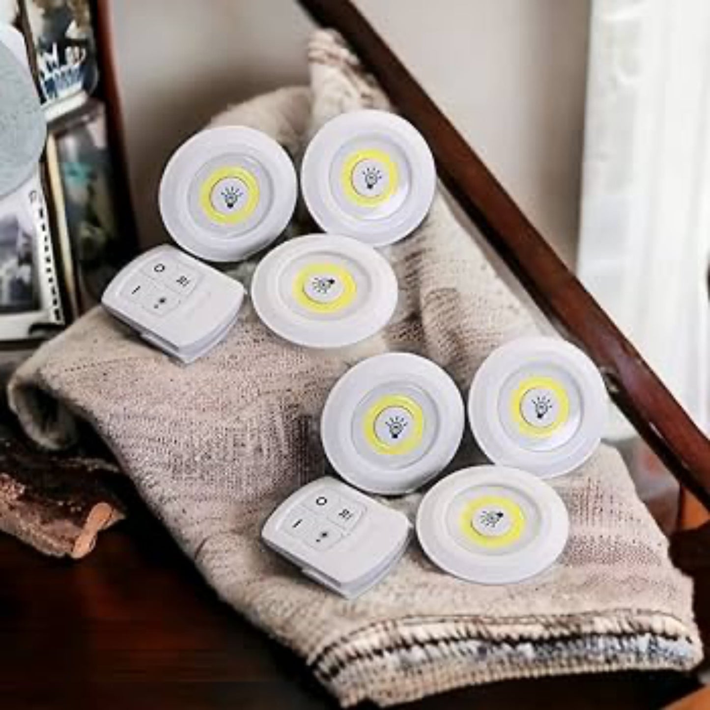 Ideal como luz de noche en baños, dormitorios y zonas sin enchufes.