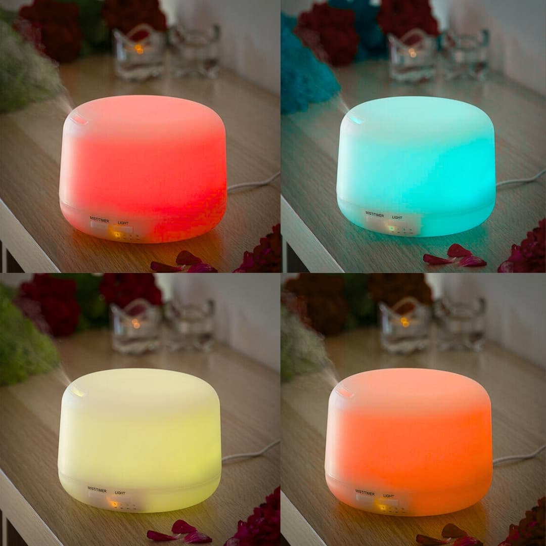 Humidificador difusor de aromas funcionando en dormitorio con luz LED cálida activada
