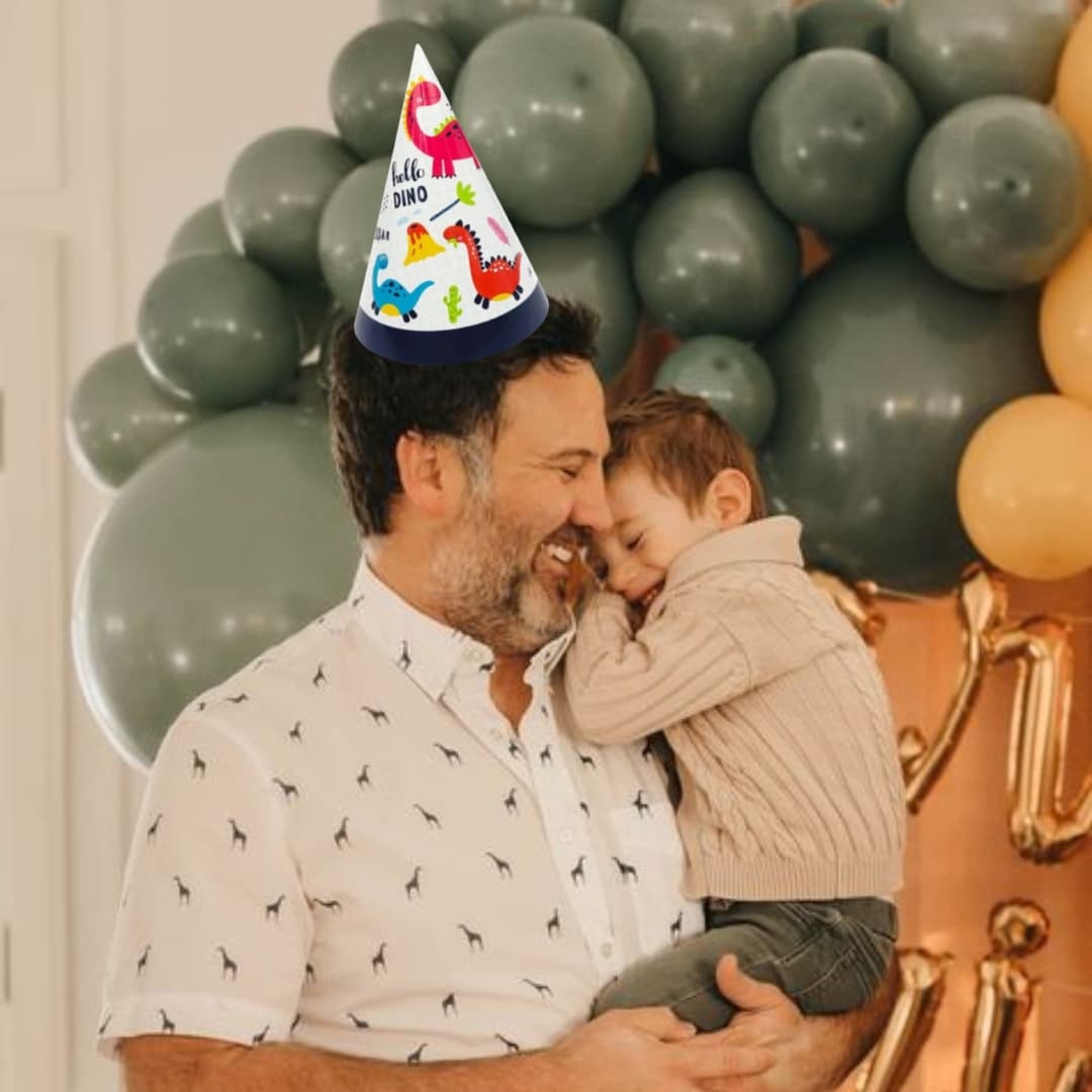 Niños usando sombreros Hello Dino en fiesta infantil temática de dinosaurios
