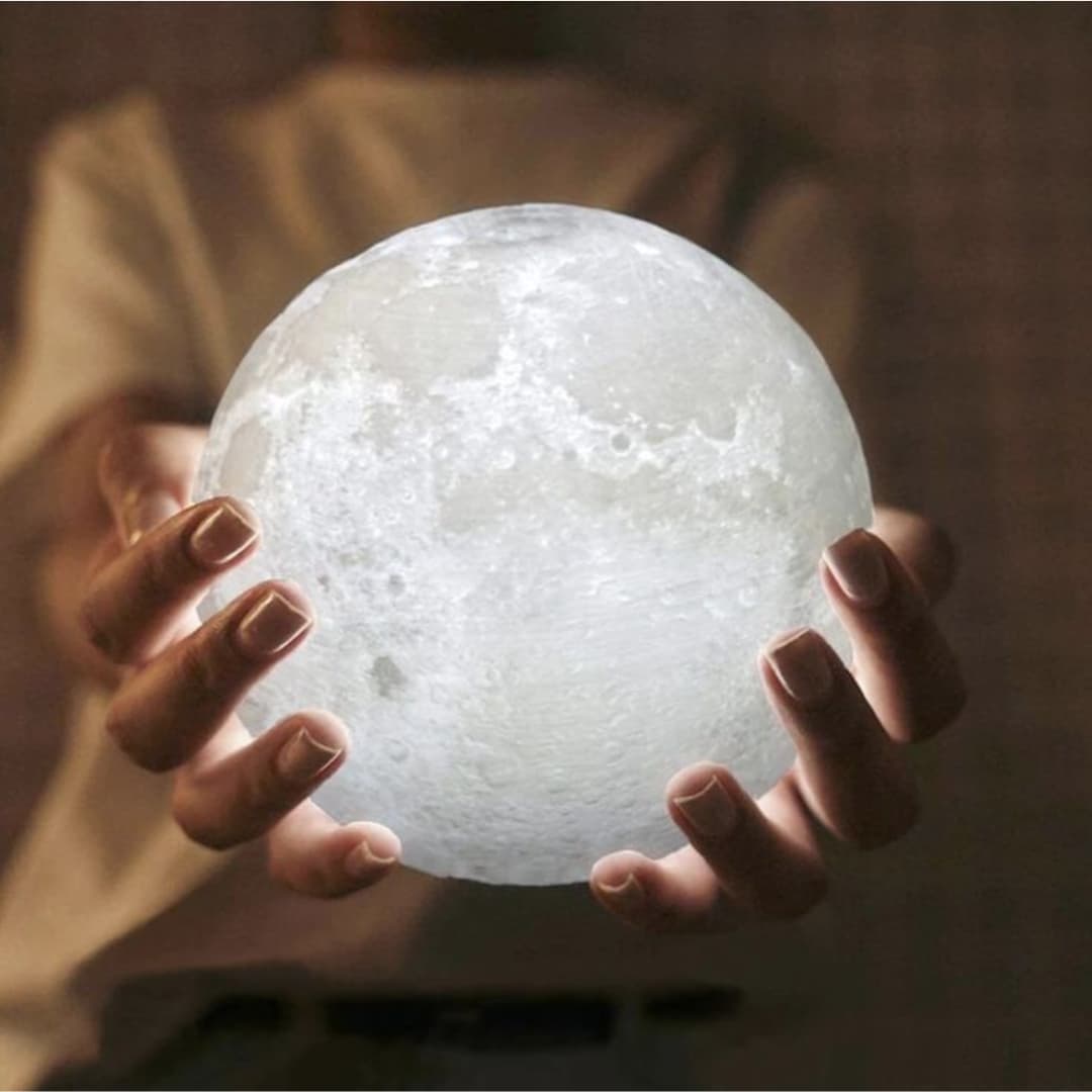 Lámpara lunar iluminando habitación infantil como luz quitamiedos segura