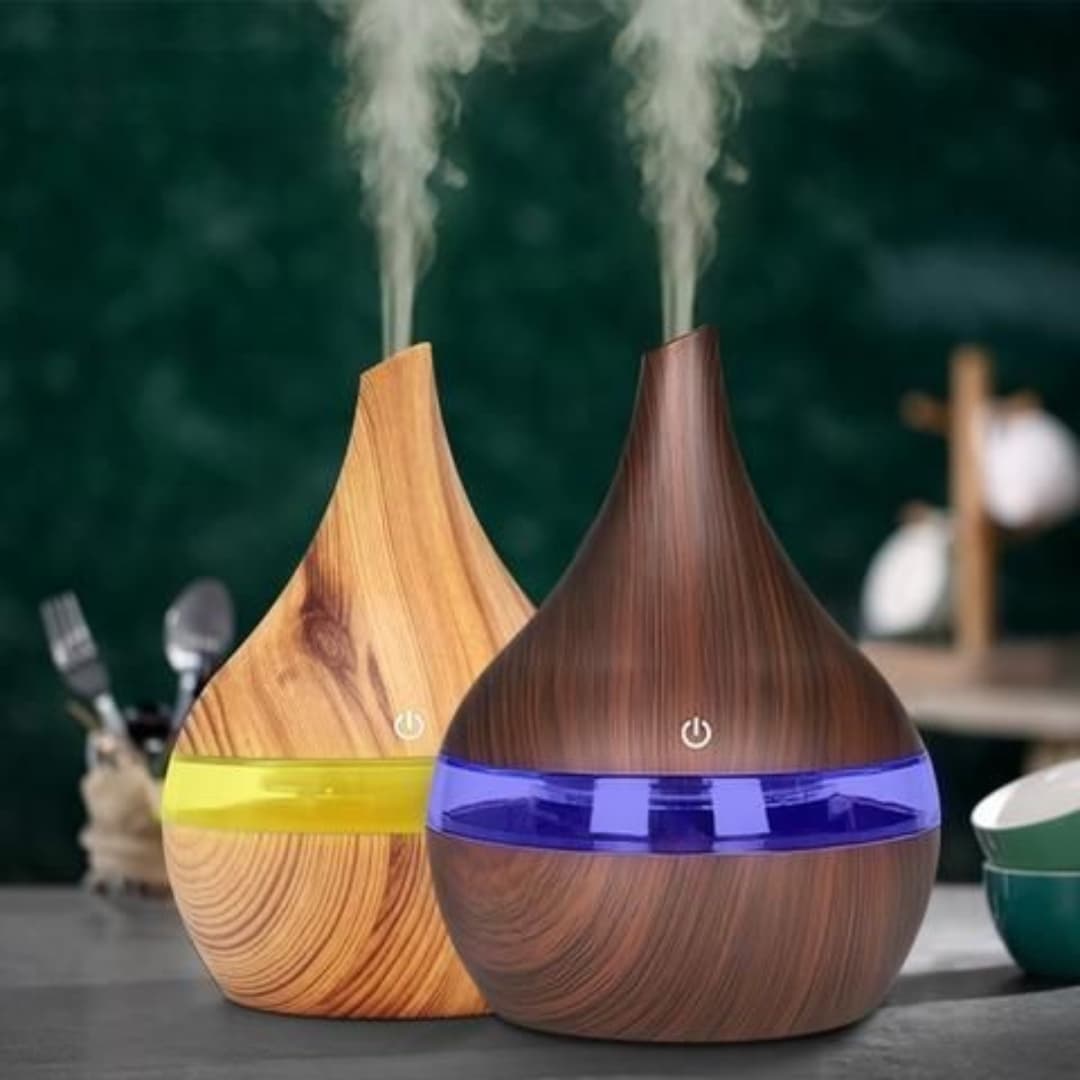 Humidificador 300ml colocado junto a cama en dormitorio acogedor