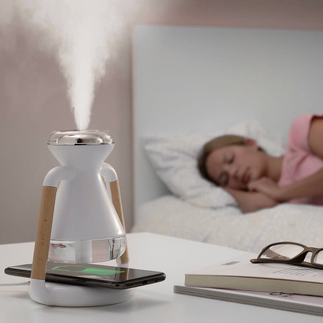 Humidificador difusor de aromas funcionando en escritorio con luz LED activada
