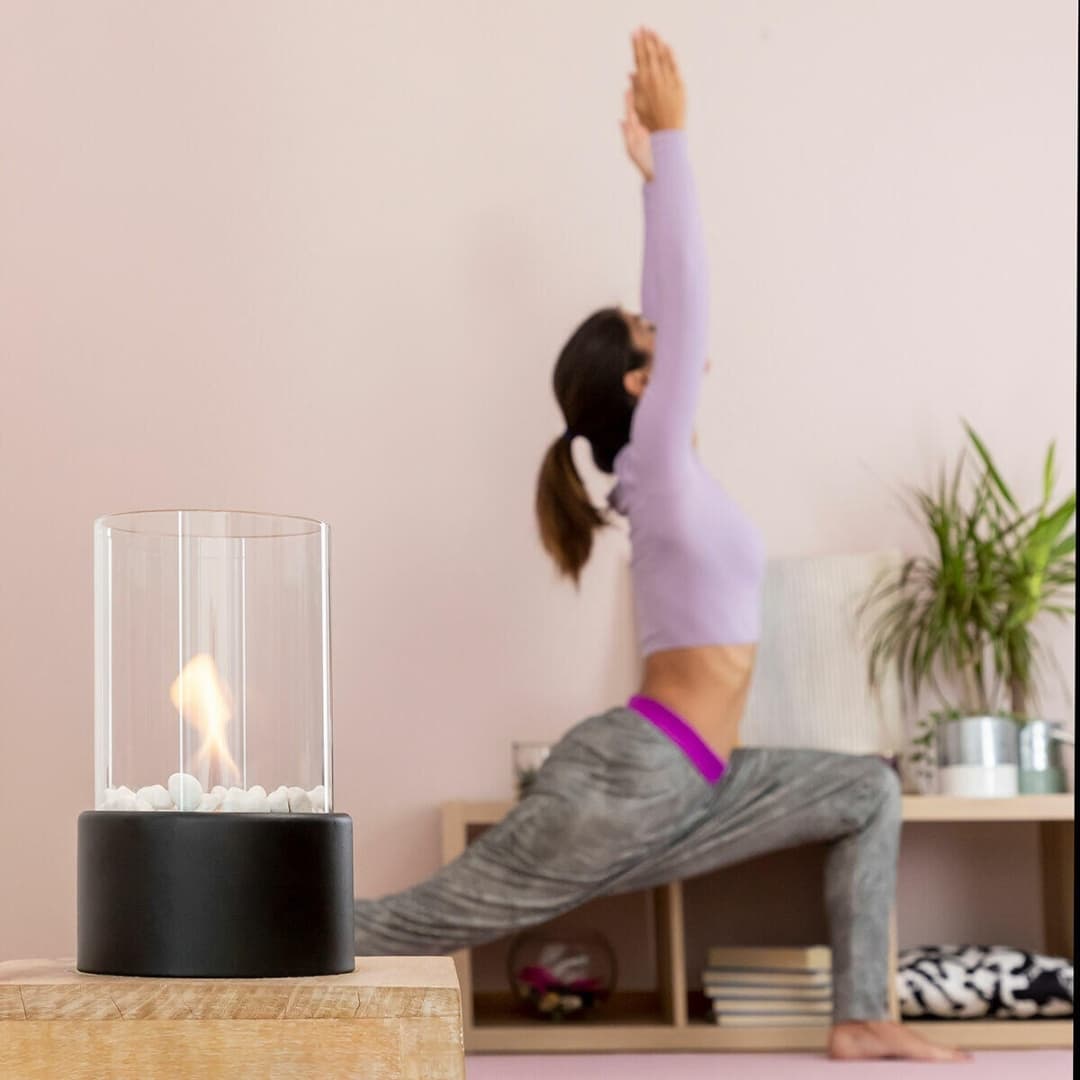 Chimenea de bioetanol de sobremesa apagada, mostrando su diseño decorativo y seguro