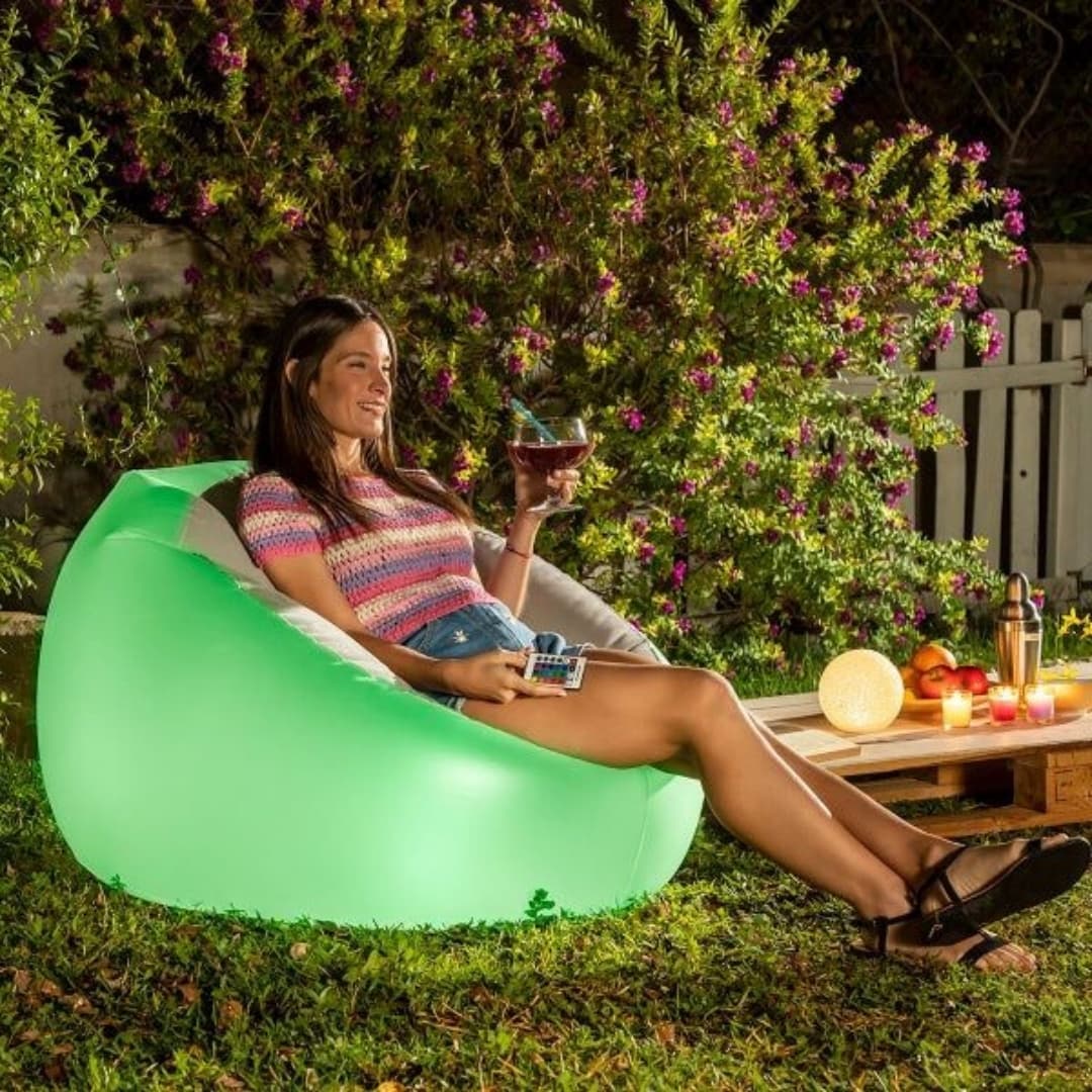Detalle de válvula de seguridad y parche de reparación del sillón inflable