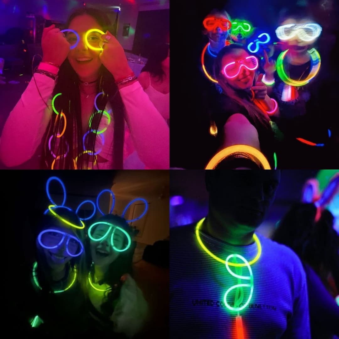 Barras fluorescentes Lumina Pro brillando en la oscuridad, creando efectos visuales en eventos especiales.