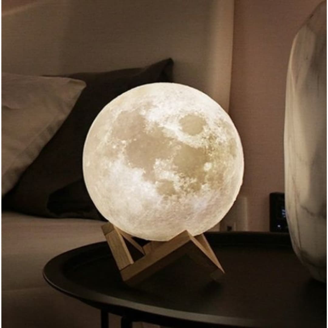 Lámpara LED luna funcionando sin cables gracias a su batería recargable de 500 mAh