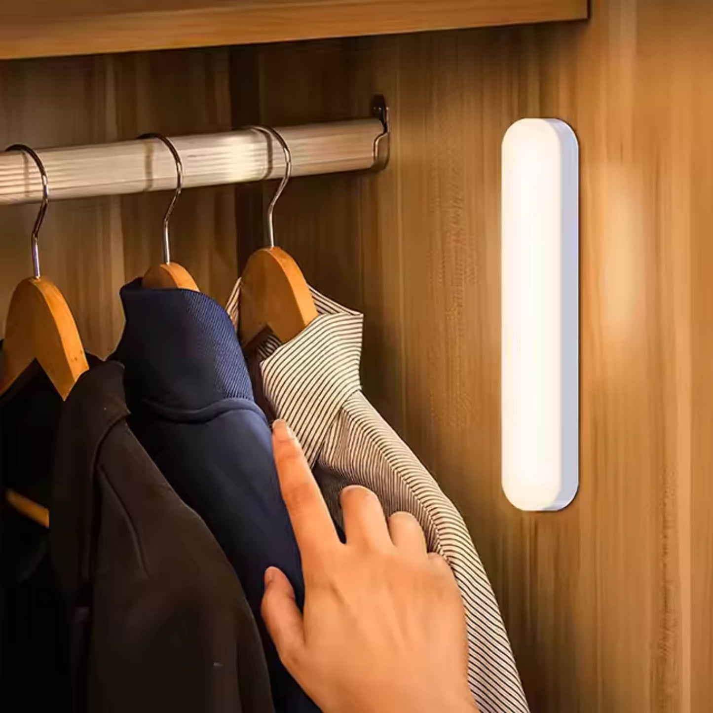 Luz LED con sensor instalada en armario, encendida automáticamente al detectar movimiento.