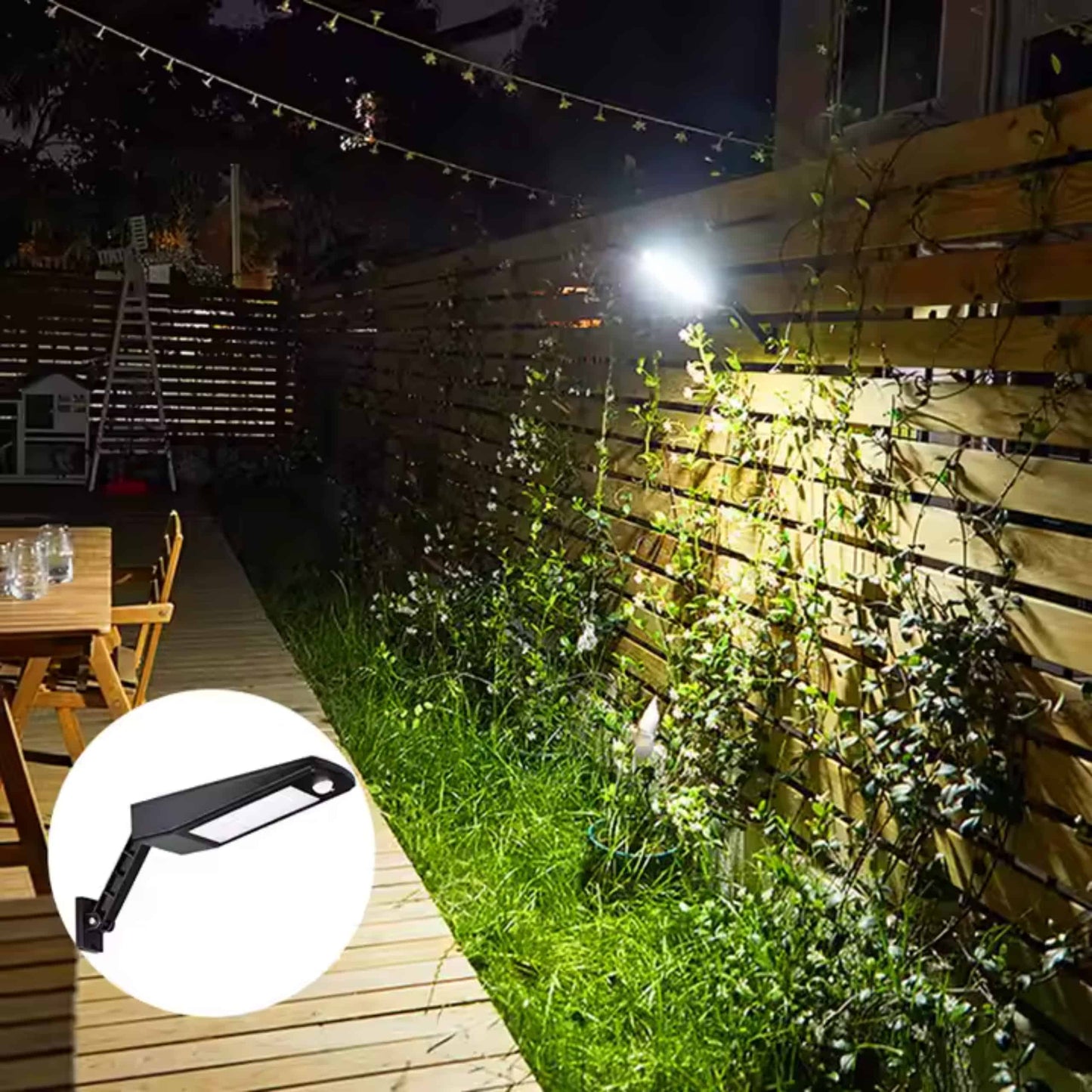 Farola solar LED en uso en un jardín durante la noche, brindando iluminación sin cables con sensor de movimiento, ideal para áreas verdes y caminos.
