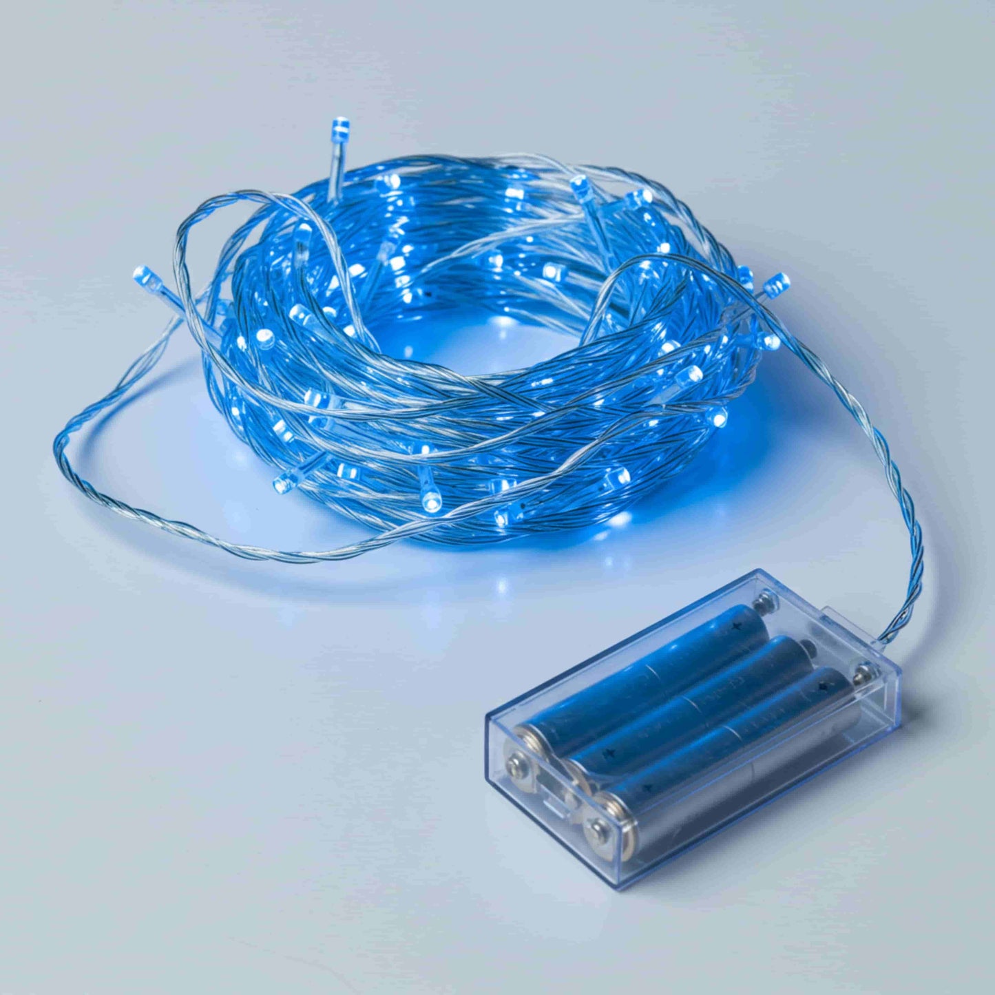 Guirnalda LED azul de 50 luces sobre fondo blanco, ideal para decoración creativa.