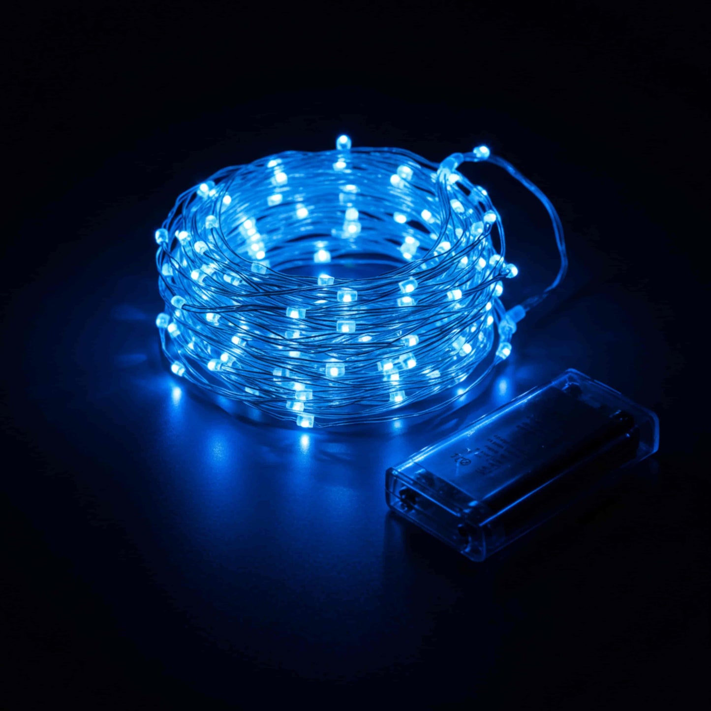 Guirnalda LED azul encendida en ambiente oscuro, perfecta para iluminación nocturna o fiestas.
