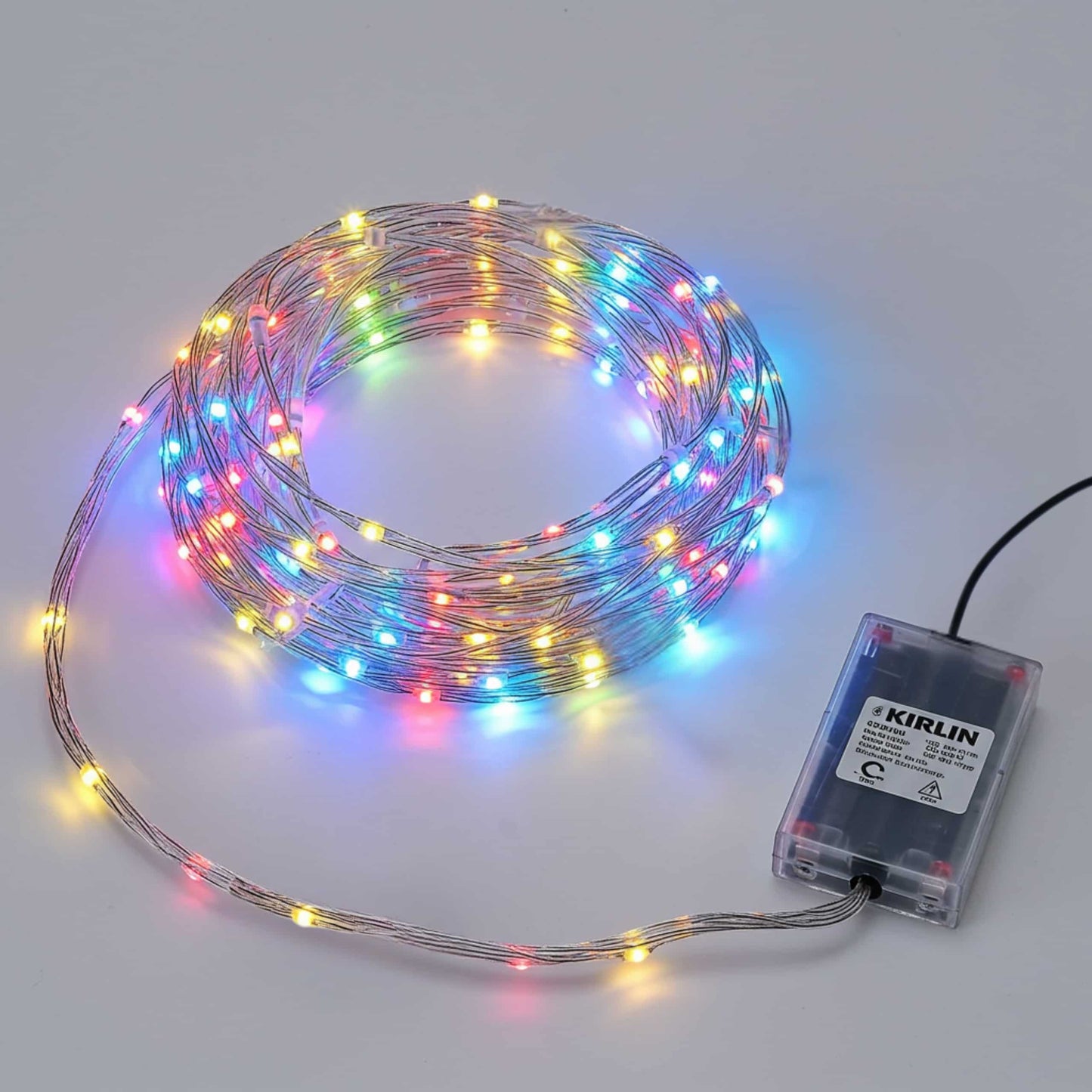 Guirnalda de luces LED multicolor con batería vista sobre fondo blanco, ideal para decoración festiva.