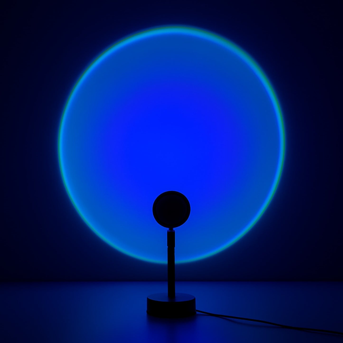 Luz cálida tipo atardecer creando ambiente relajante con lámpara LED azul