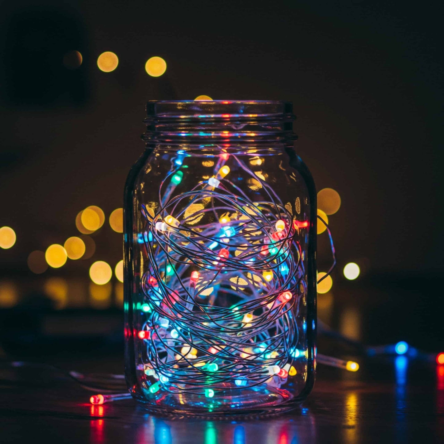 Guirnalda LED multicolor en frasco de vidrio, perfecta para iluminación decorativa en interiores.
