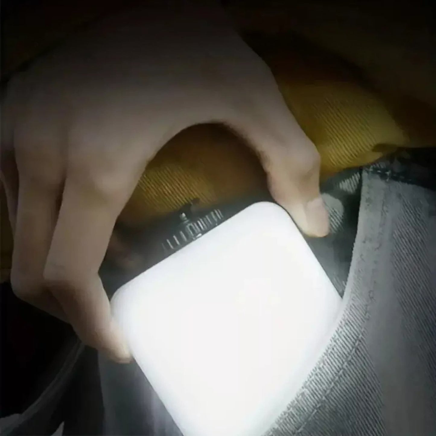Luz LED RGB encendida y guardada en un bolsillo, ideal para llevar en cualquier lugar.