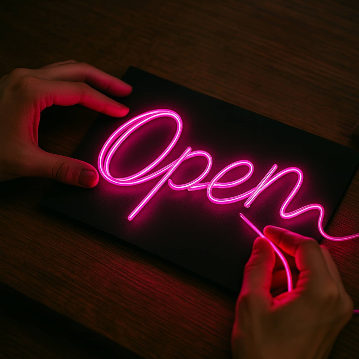 Artesanías creativas hechas con cable neón rosa para proyectos DIY decorativos.