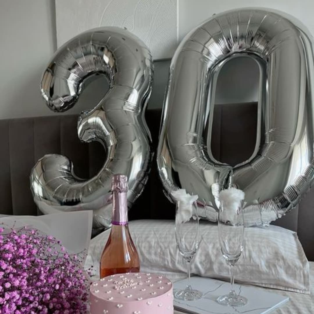 Globo metálico número 30 PLATEADO, colorido y llamativo para fiestas