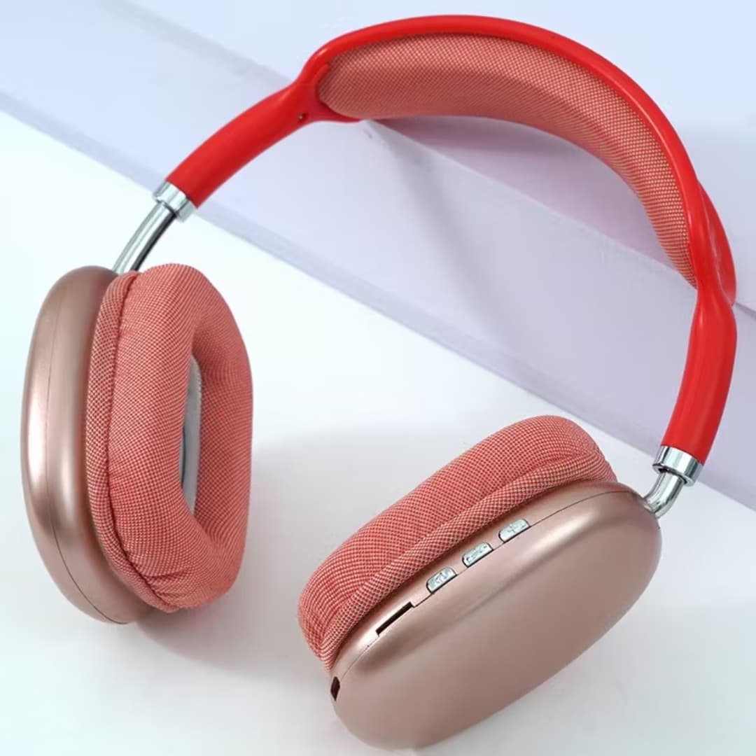 Estuche de carga abierto con auriculares rojos en primer plano
