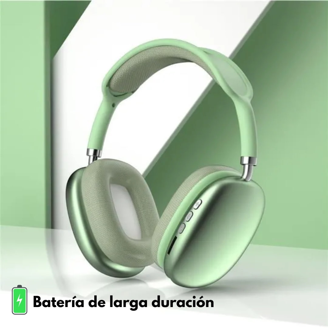 Auriculares verdes sobre mesa de madera con estuche al fondo