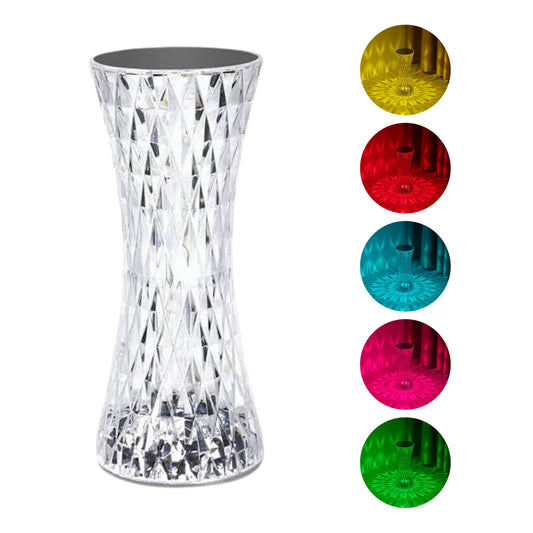 Lámpara de mesa LED recargable encendida, luz cálida sobre escritorio de madera.