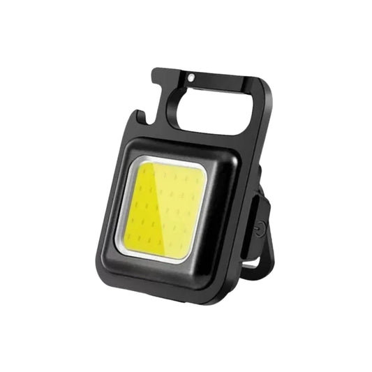 Mini linterna COB 800 lm iluminando sendero nocturno