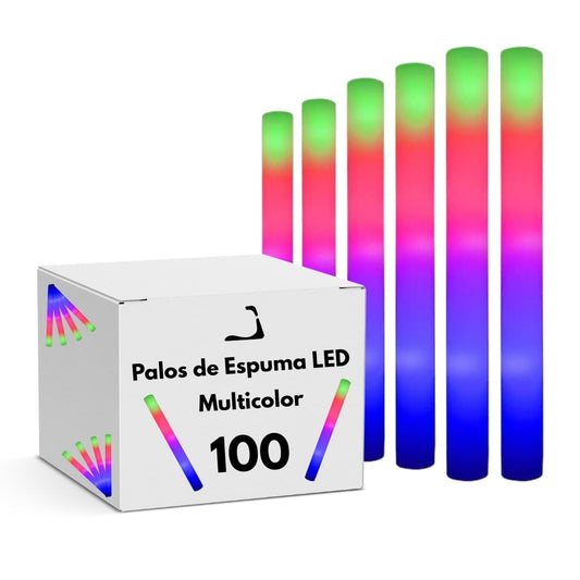 Palos de espuma LED multicolor encendidos, formando un círculo luminoso en la oscuridad