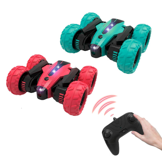 Coche RC 4x4 realizando giro de 360° con luces LED encendidas en pista