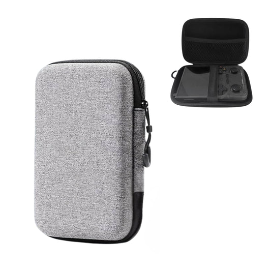 Estuche rígido negro con cremallera y borde naranja, diseño protector compacto