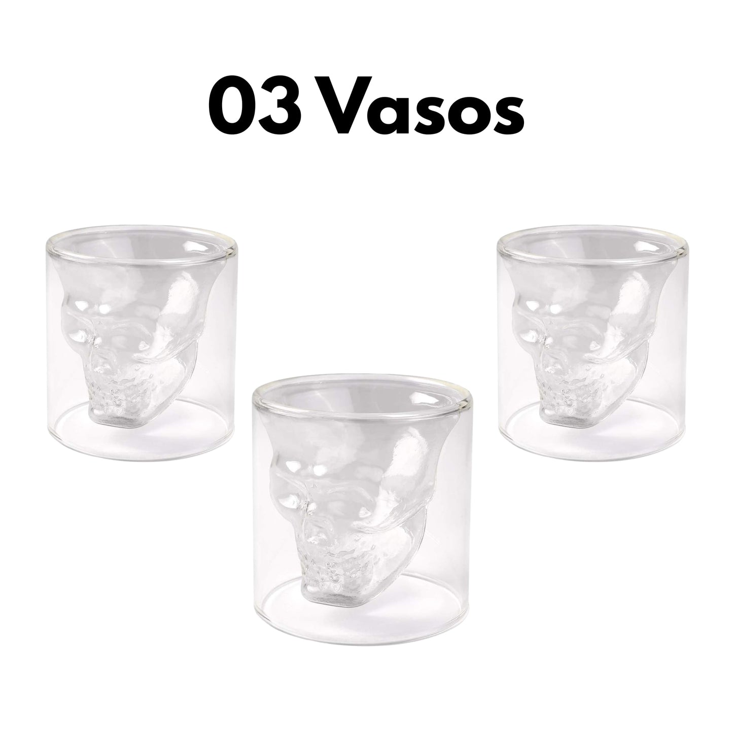 Vaso calavera recibiendo whisky oscuro, resaltando relieve 3D y grosor