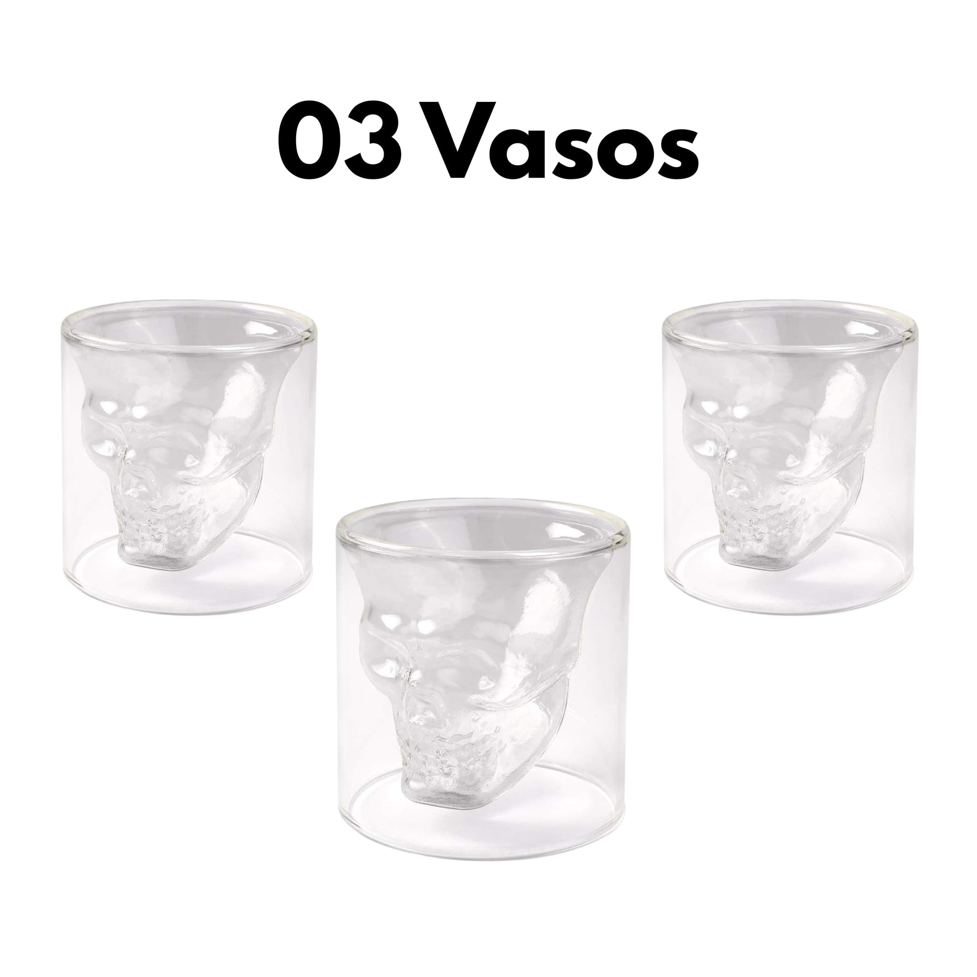 Vaso calavera recibiendo whisky oscuro, resaltando relieve 3D y grosor